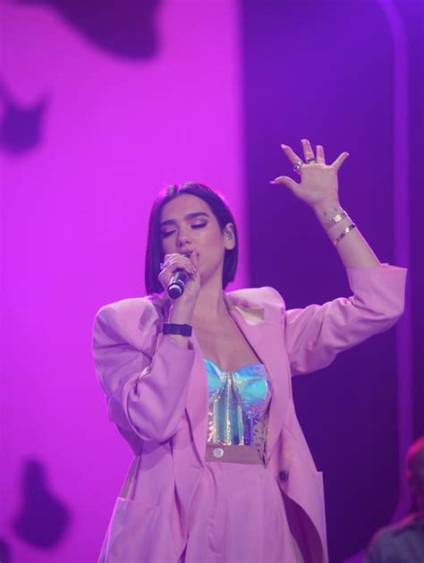 Dua Lipa'nın Enerjik Konserleri: Pop'un Yeni Yüzü ve Sahnedeki Güçlü Duruşu